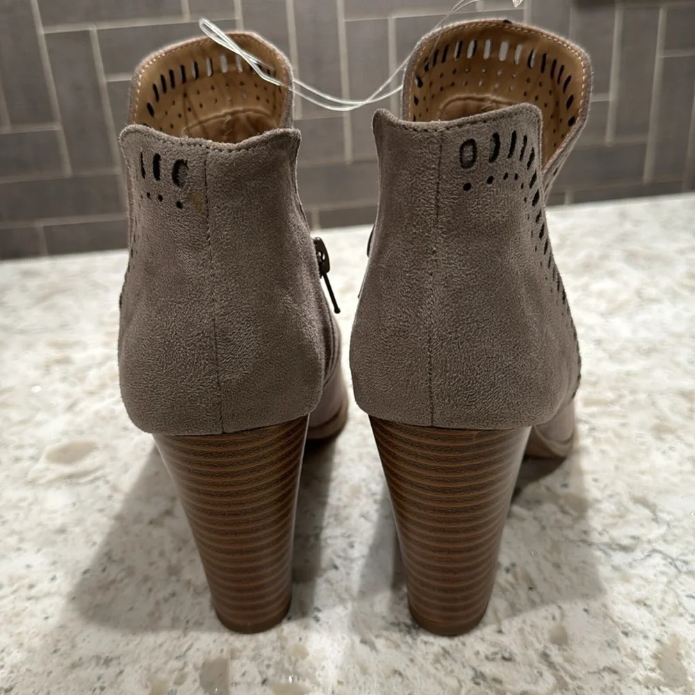 NEW~TAUPE~LASER CUT TRIM~V-CUT SIDES~3 1/2” STACKED HEELS~ CUSHIONED FOOTBED~BR - Picture 10 of 13